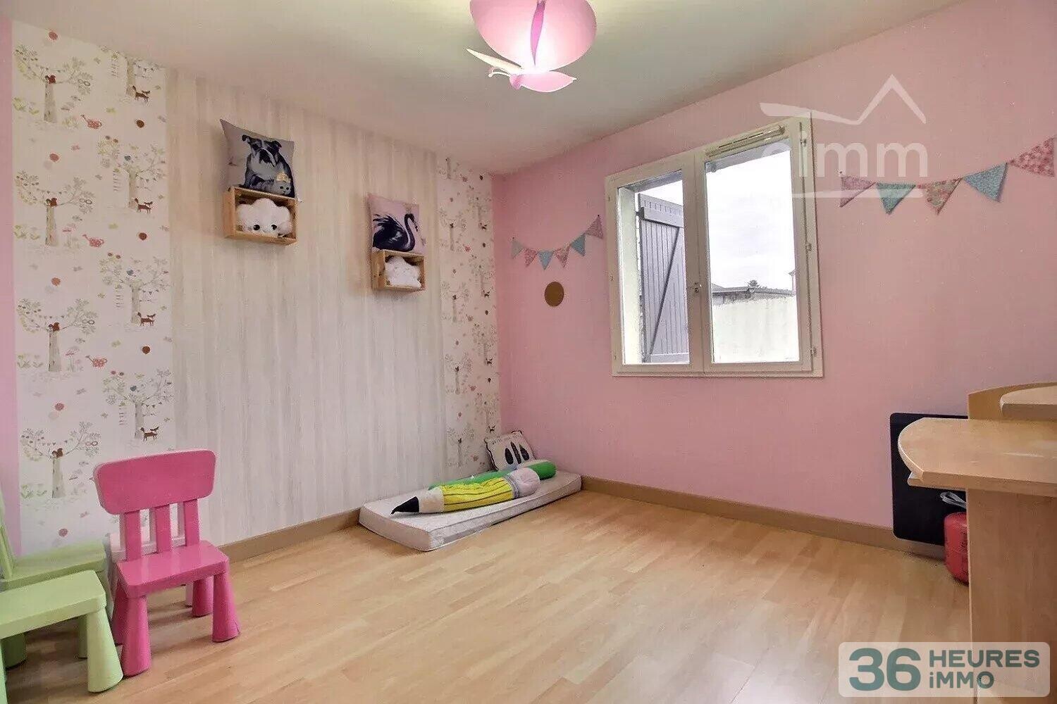 Maison 140m² DRUYE centre bourg 50m de l’école, proche gare SNCF.  jardin et garage.