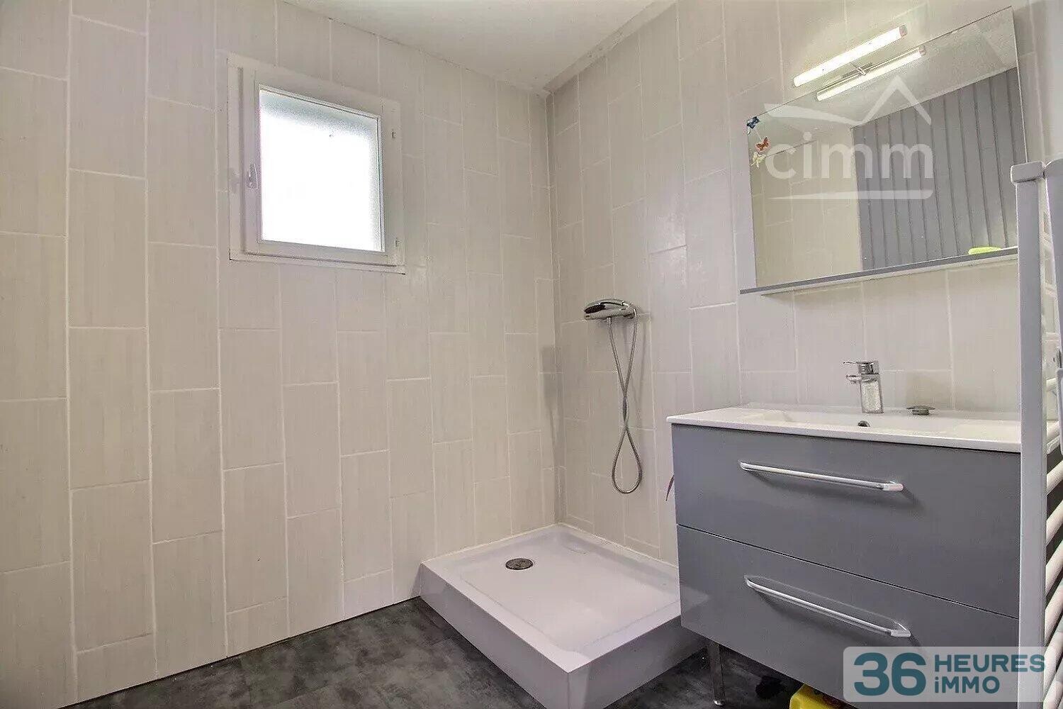 Maison 140m² DRUYE centre bourg 50m de l’école, proche gare SNCF.  jardin et garage.