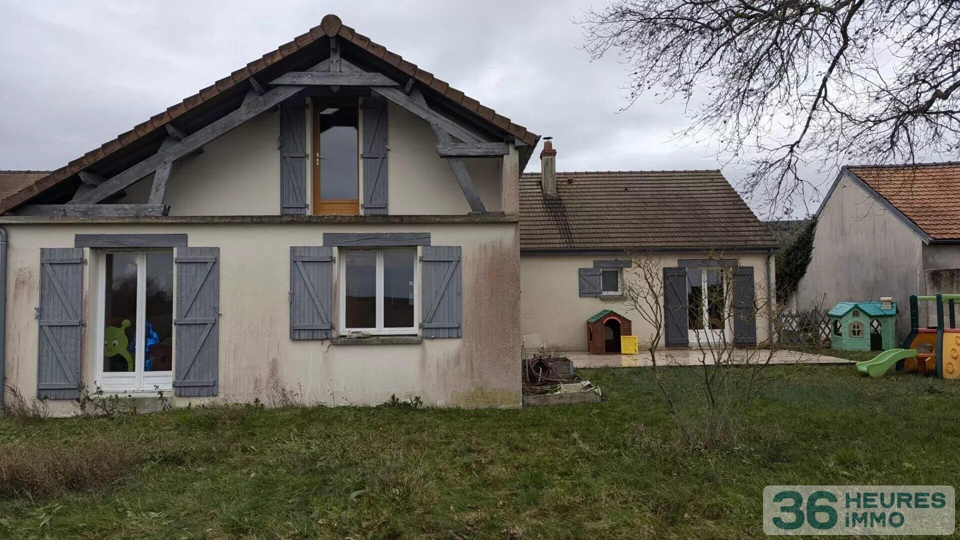 Maison 140m² DRUYE centre bourg 50m de l’école, proche gare SNCF.  jardin et garage.