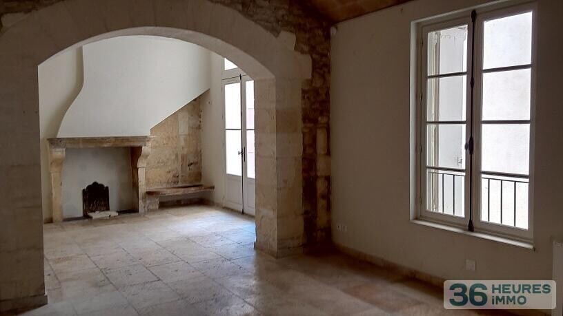 BEL APPARTEMENT T3 (1 chambre) dans un immeuble classé du XVIIe