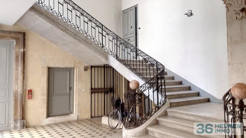 BEL APPARTEMENT T3 (1 chambre) dans un immeuble classé du XVIIe