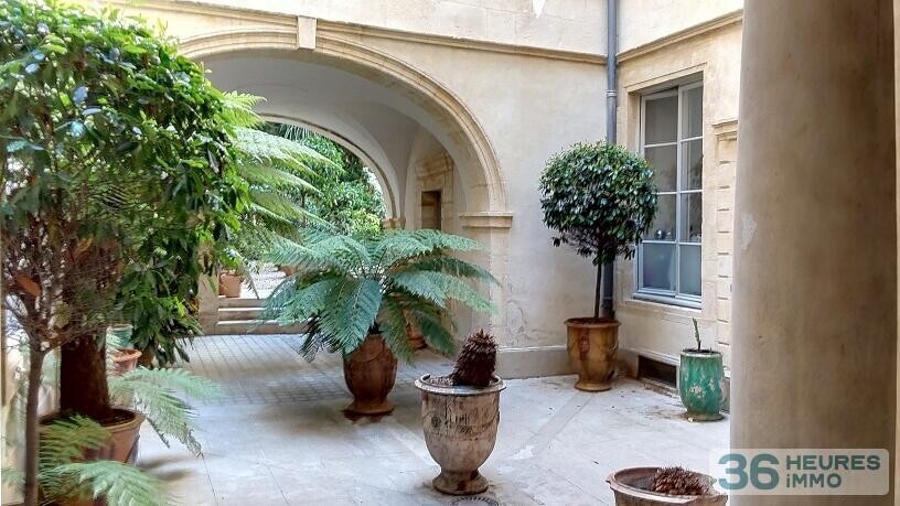 BEL APPARTEMENT T3 (1 chambre) dans un immeuble classé du XVIIe