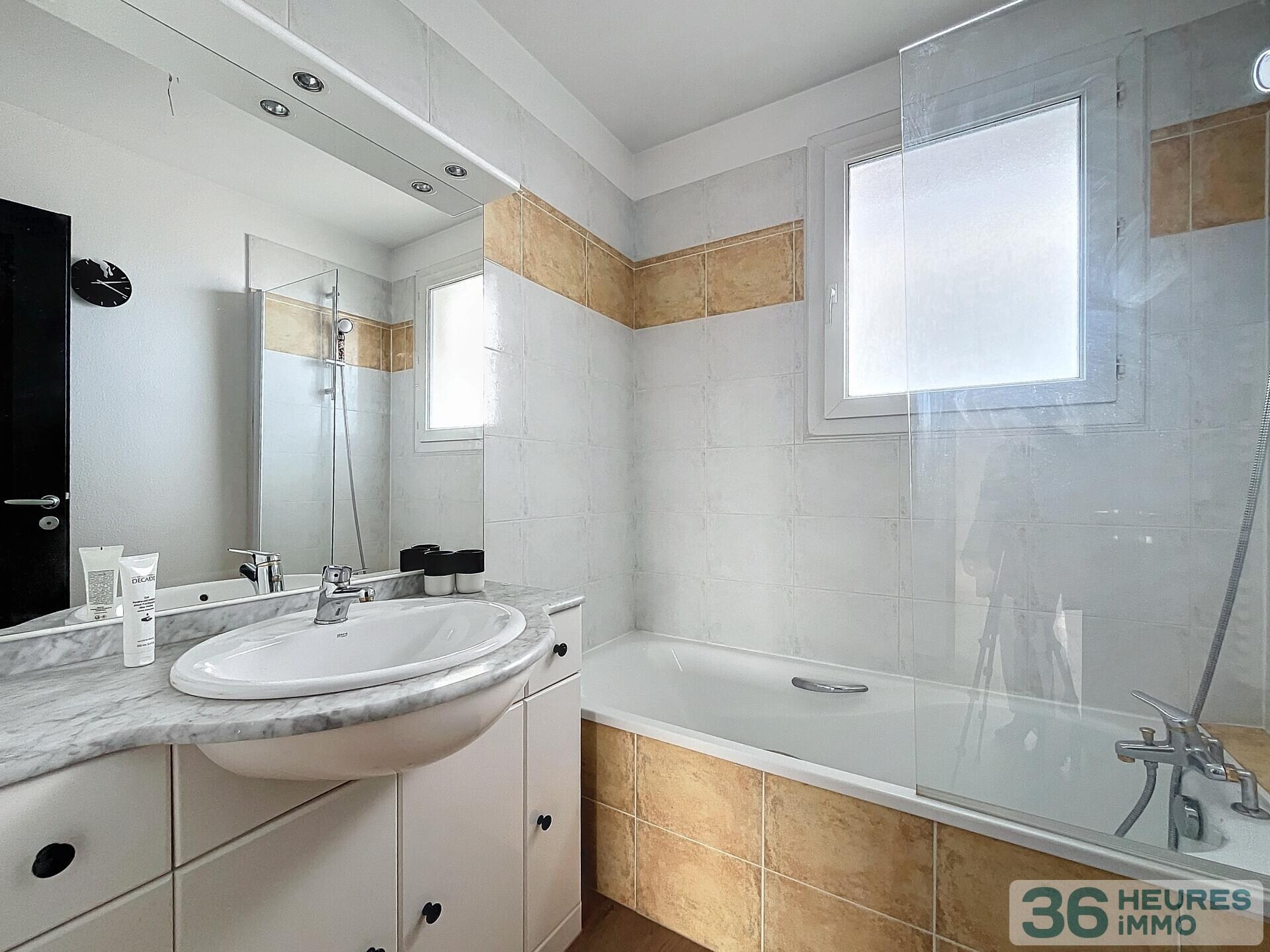 Dernier étage résidence 2002 F4 de 107 m² avec terrasse de 109 m², deux garage et parking