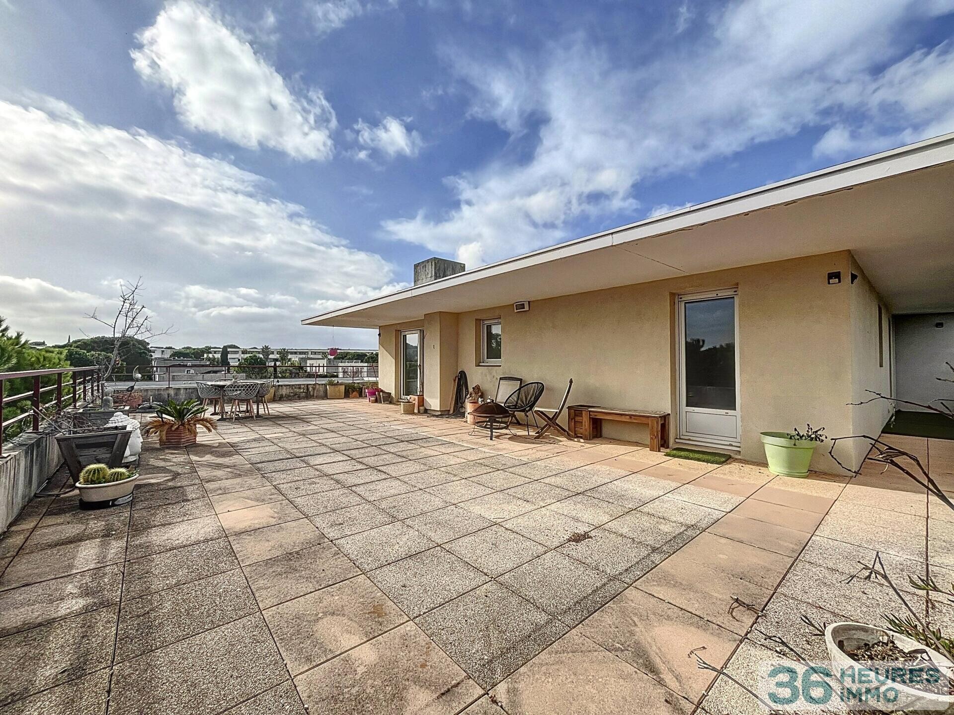 Dernier étage résidence 2002 F4 de 107 m² avec terrasse de 109 m², deux garage et parking