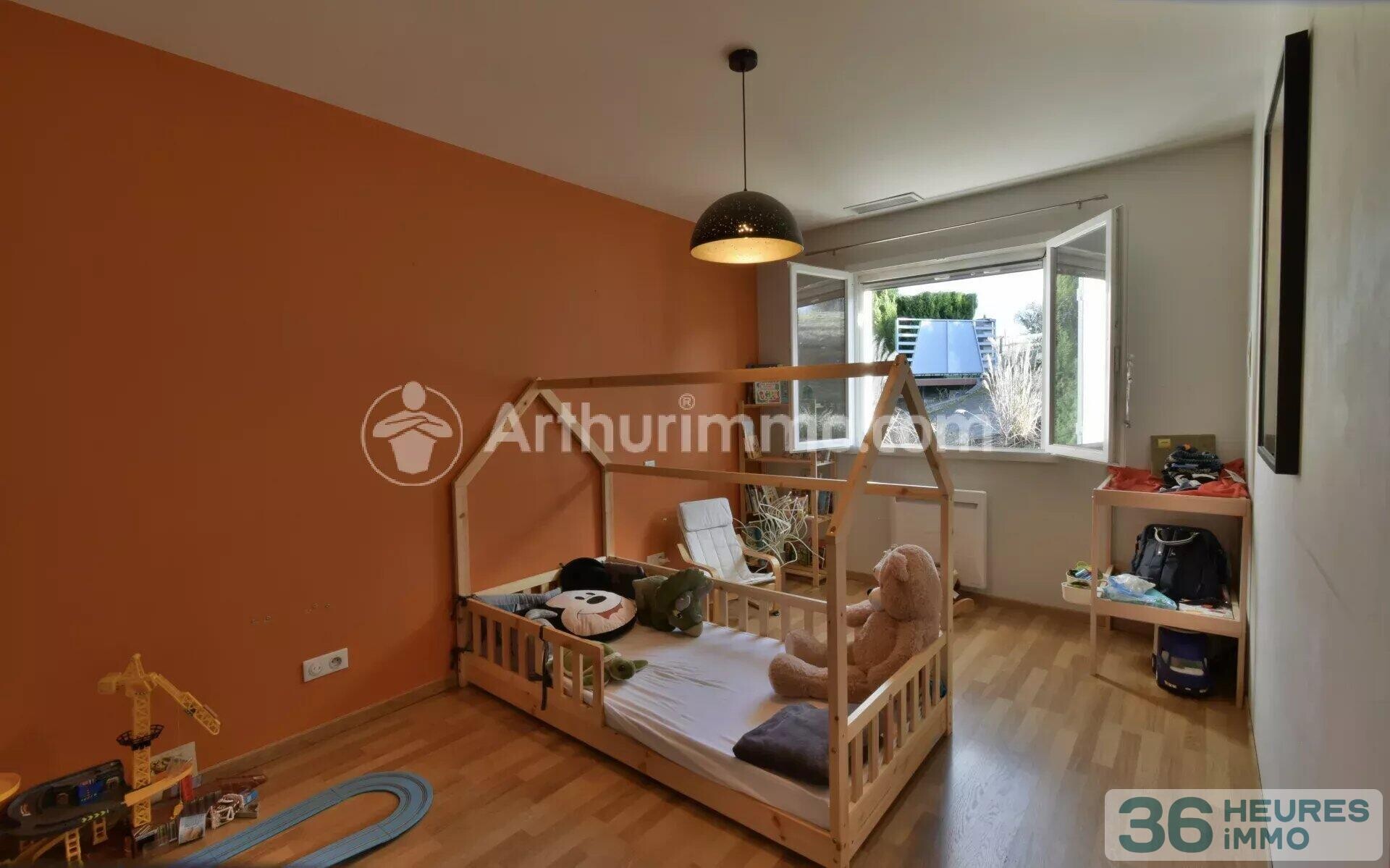 Maison familiale avec vaste séjour, grand terrain et sous-sol total