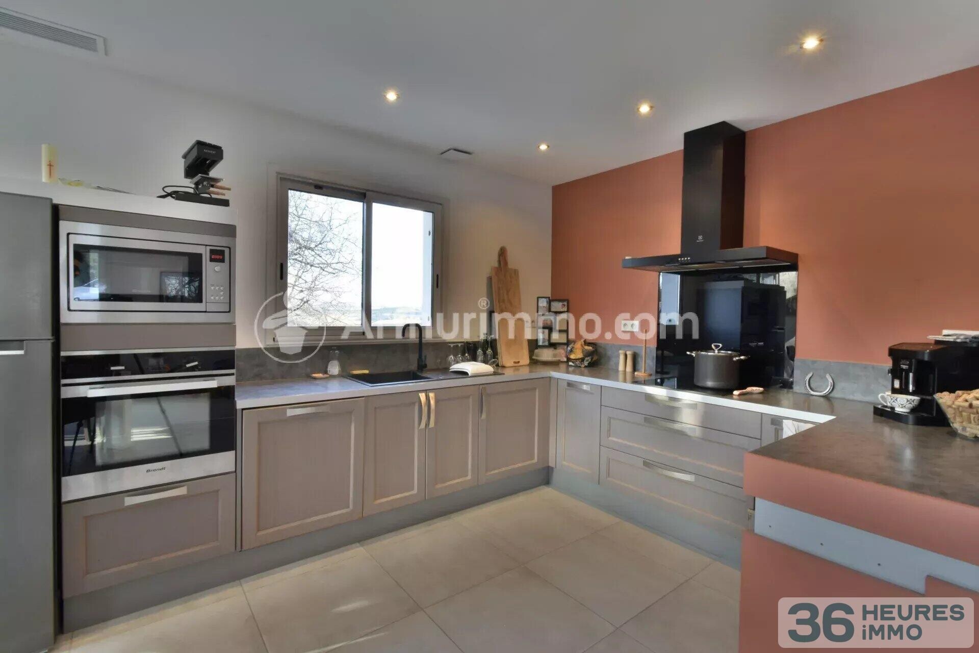 Maison familiale avec vaste séjour, grand terrain et sous-sol total