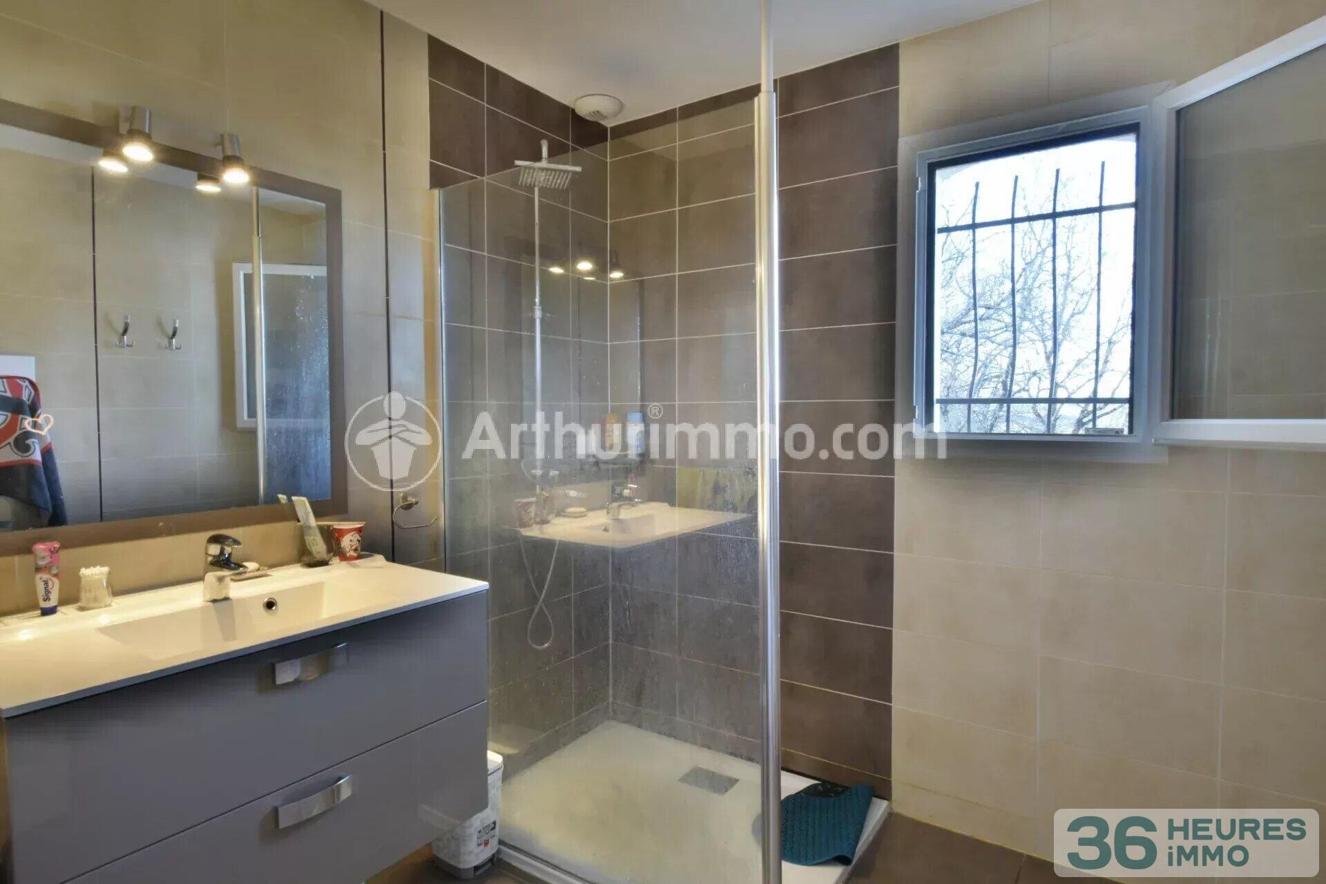 Maison familiale avec vaste séjour, grand terrain et sous-sol total