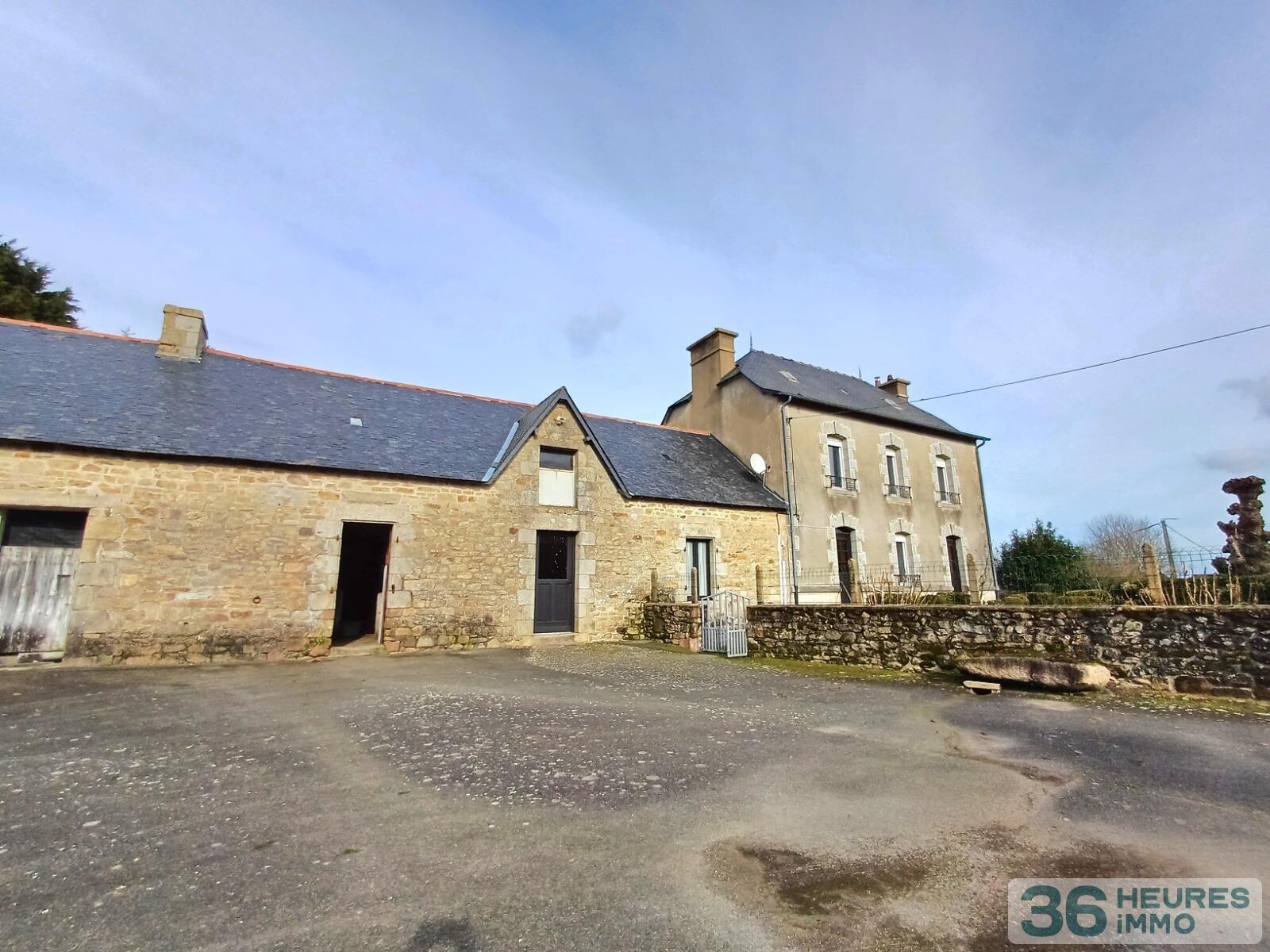 Maison en pierre avec dépendances à rénover