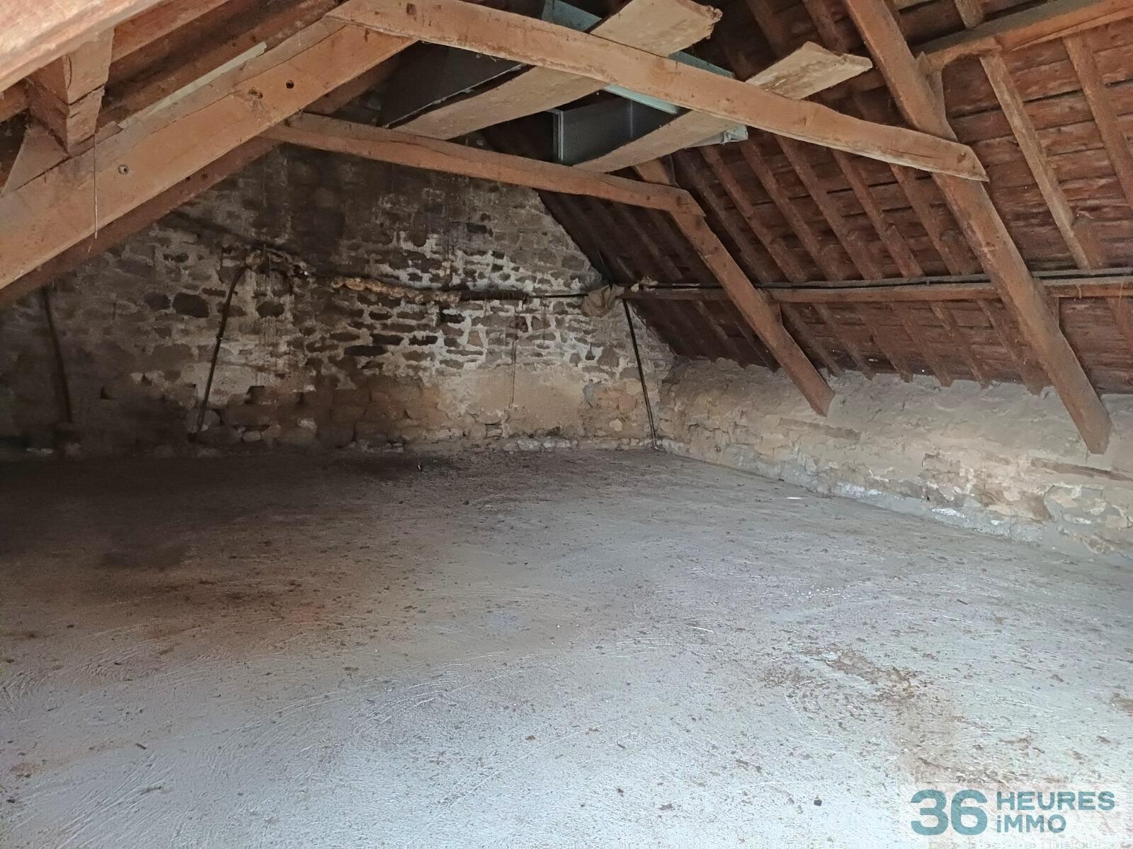 Maison en pierre avec dépendances à rénover