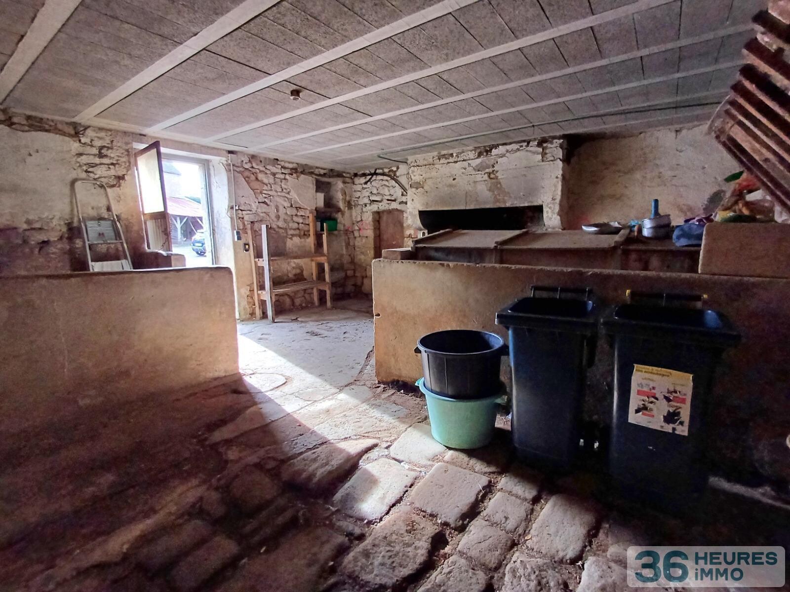 Maison en pierre avec dépendances à rénover