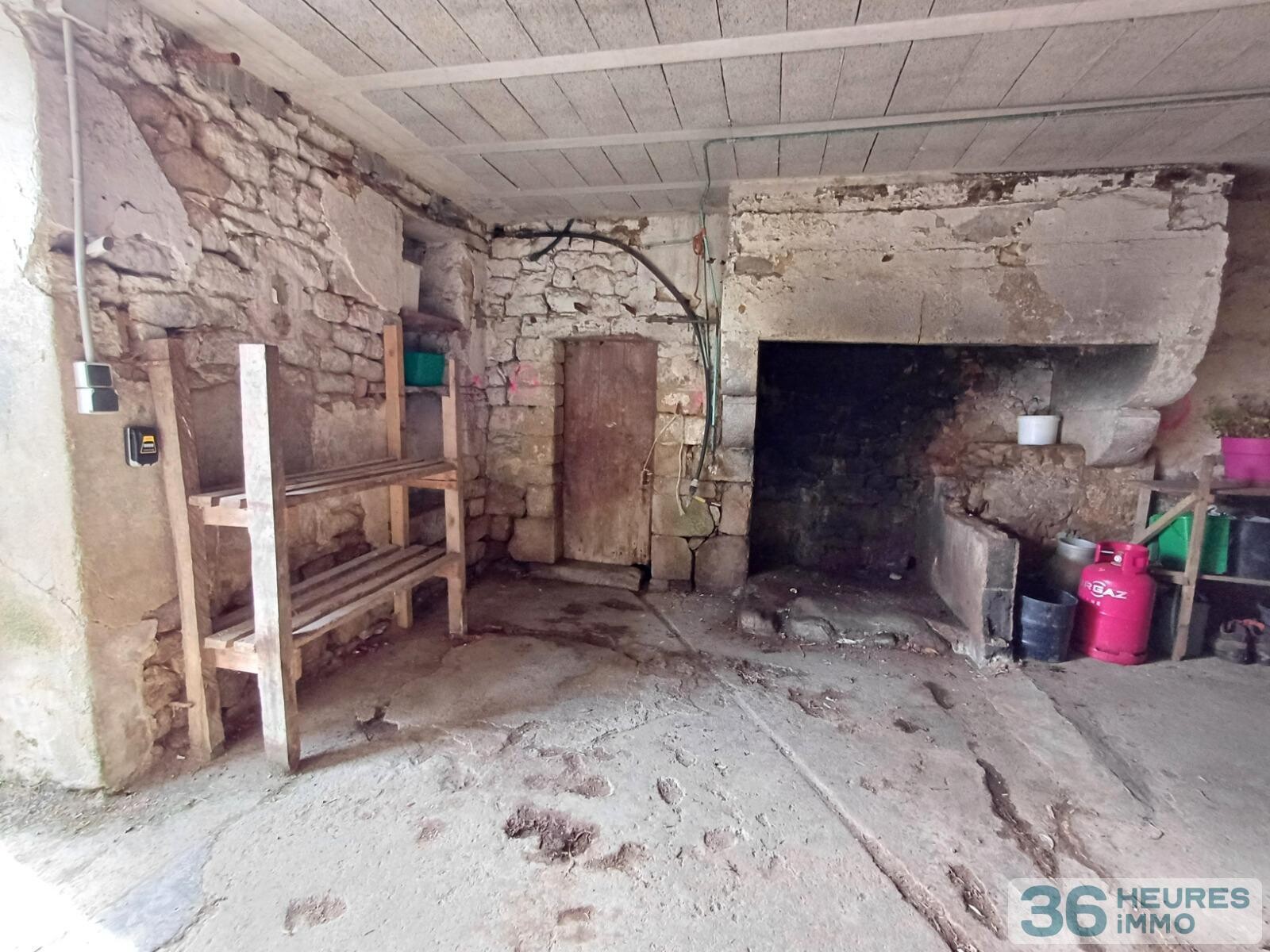 Maison en pierre avec dépendances à rénover