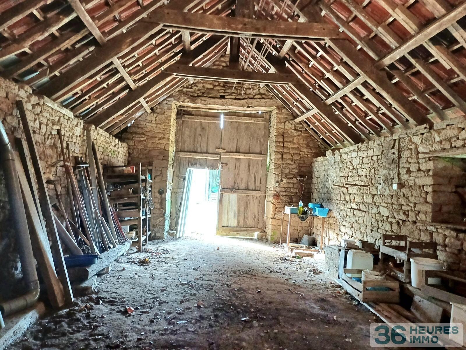 Maison en pierre avec dépendances à rénover