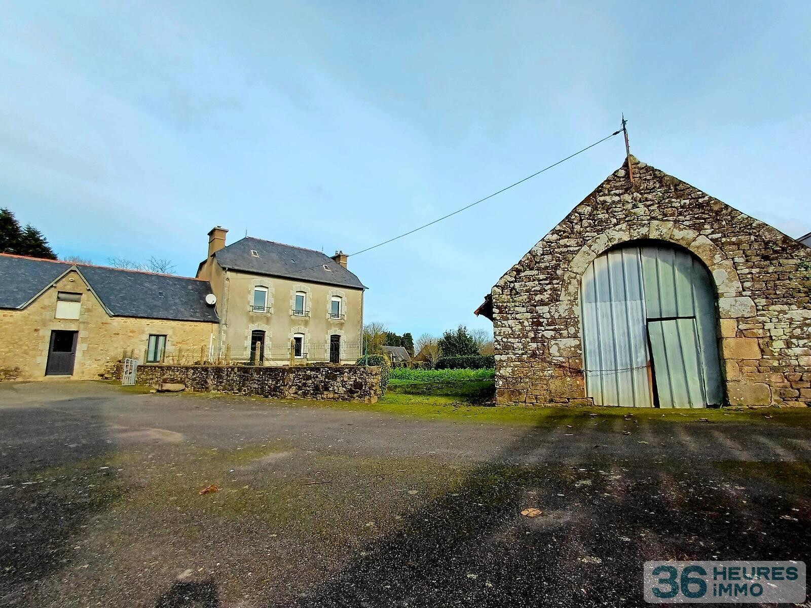 Maison en pierre avec dépendances à rénover