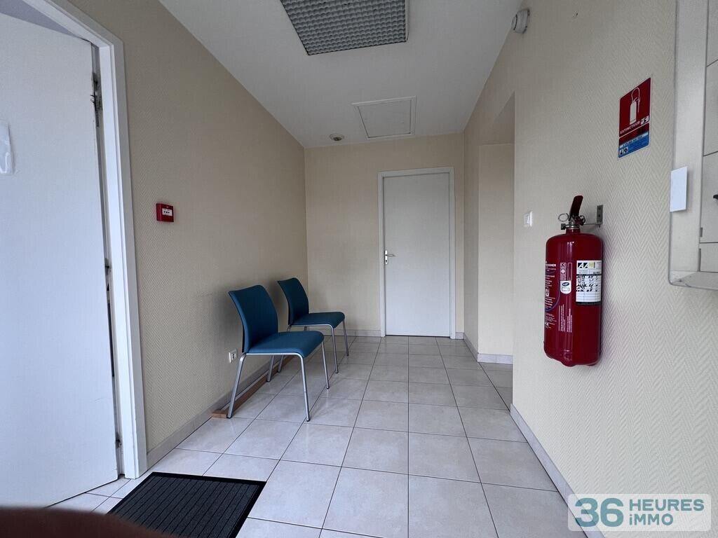 BATIMENT AVEC BUREAU ET LOGEMENT A L'ETAGE