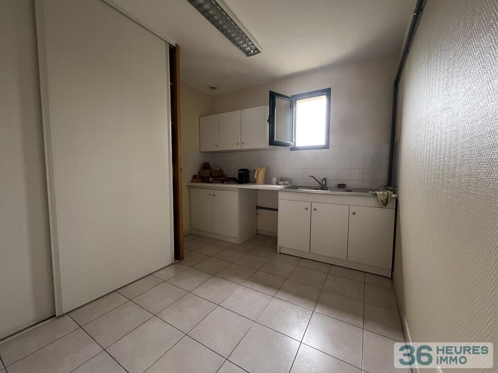 BATIMENT AVEC BUREAU ET LOGEMENT A L'ETAGE