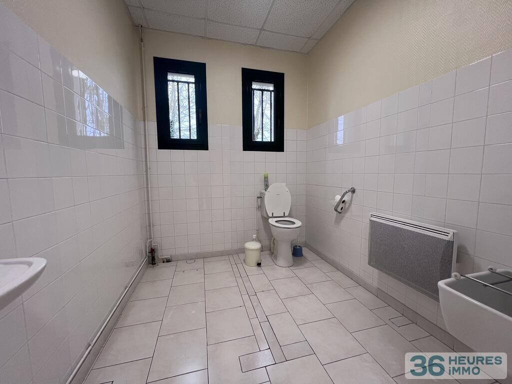 BATIMENT AVEC BUREAU ET LOGEMENT A L'ETAGE