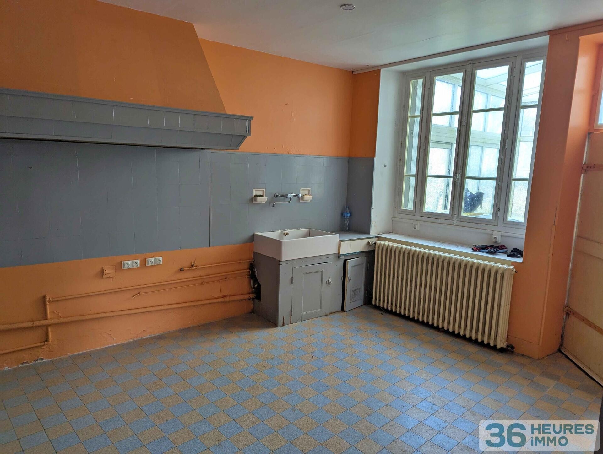 Immeuble en monopropriété comprenant 5 logements à rénover avec jardin à COULANGES LA VINEUSE