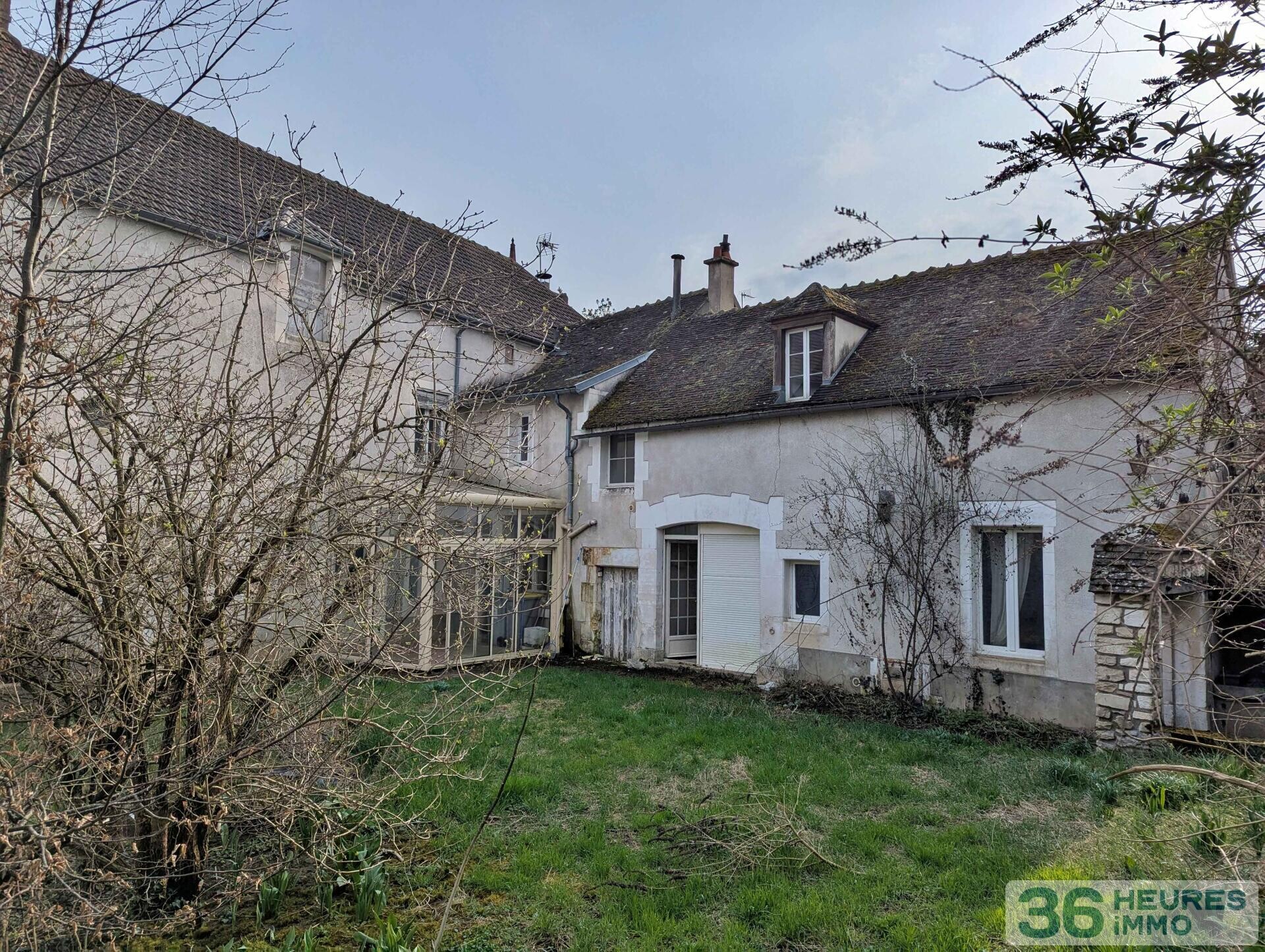 Immeuble en monopropriété comprenant 5 logements à rénover avec jardin à COULANGES LA VINEUSE