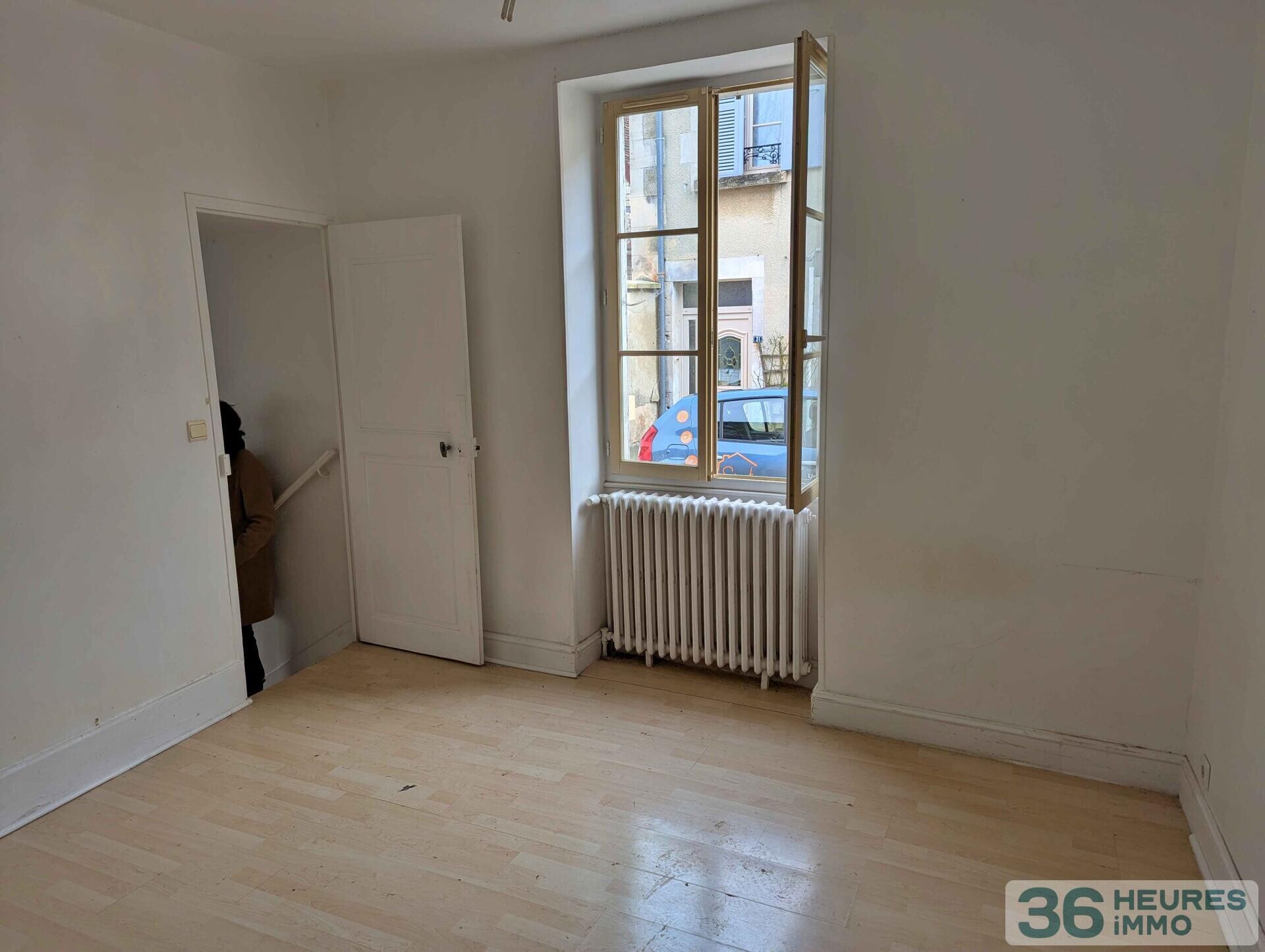 Immeuble en monopropriété comprenant 5 logements à rénover avec jardin à COULANGES LA VINEUSE