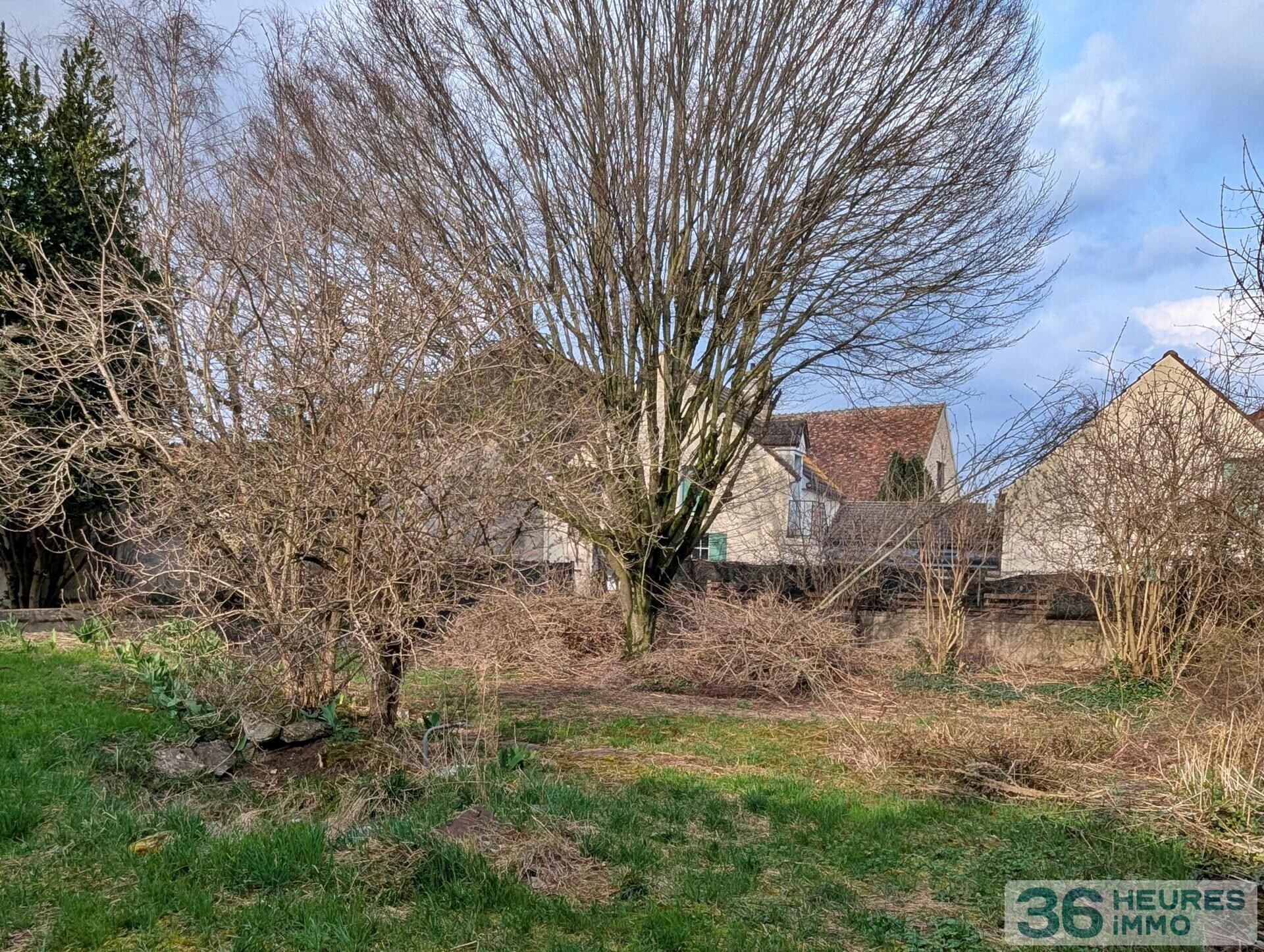 Immeuble en monopropriété comprenant 5 logements à rénover avec jardin à COULANGES LA VINEUSE