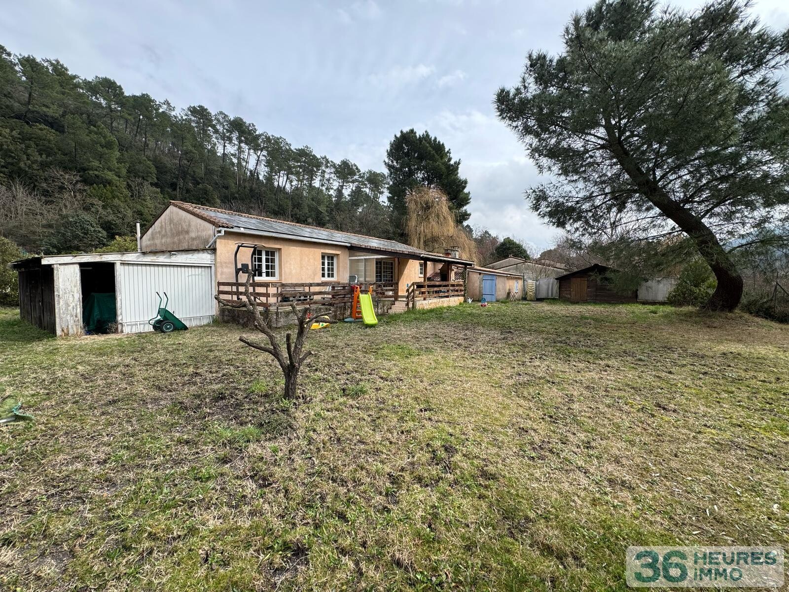Maison de plain-pied avec beau terrain attenant 