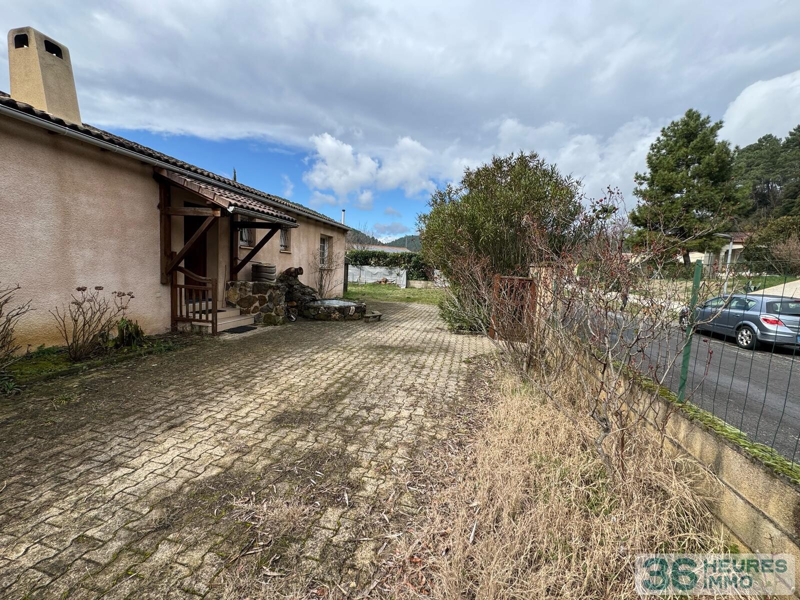 Maison de plain-pied avec beau terrain attenant 