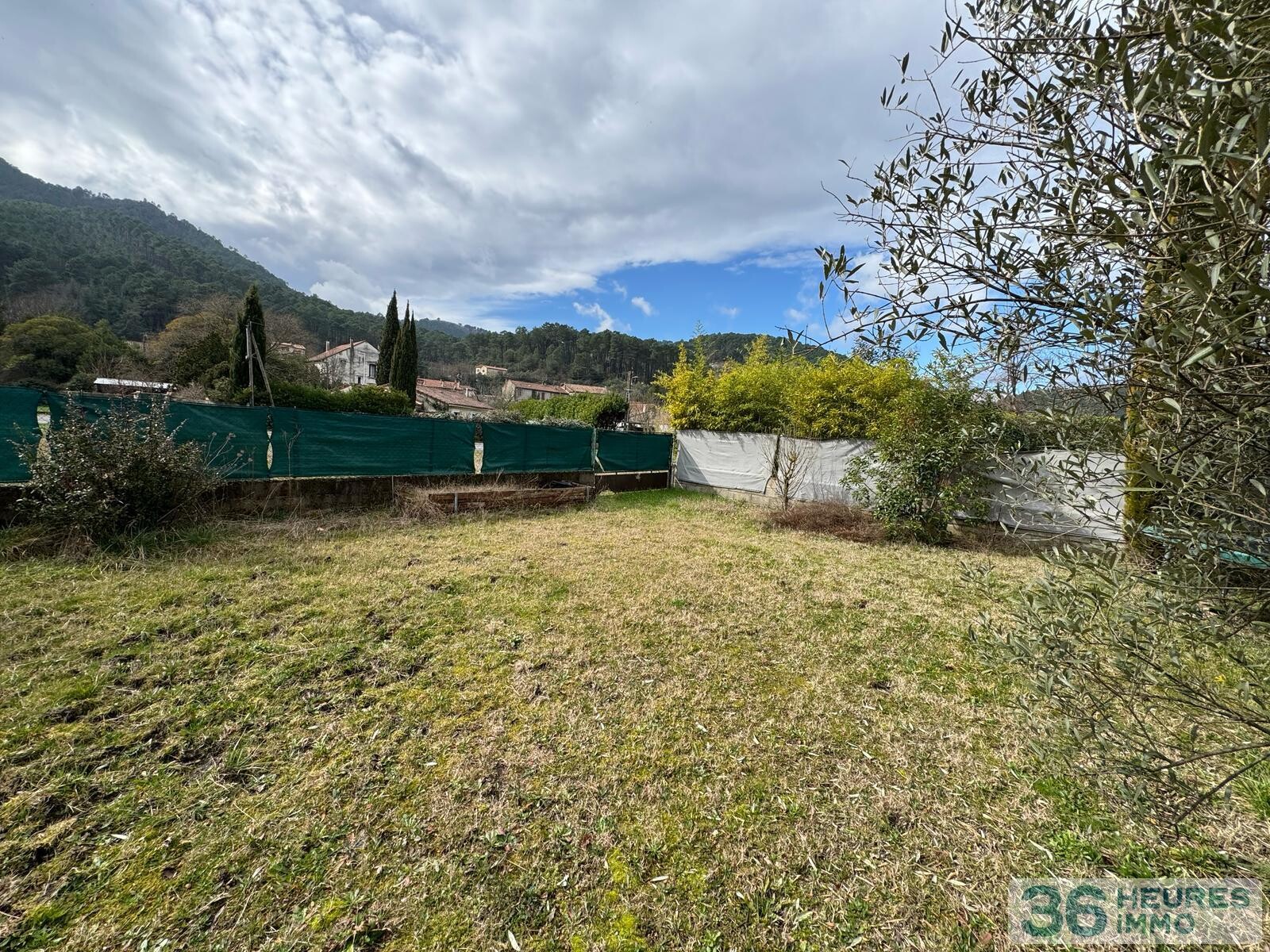 Maison de plain-pied avec beau terrain attenant 