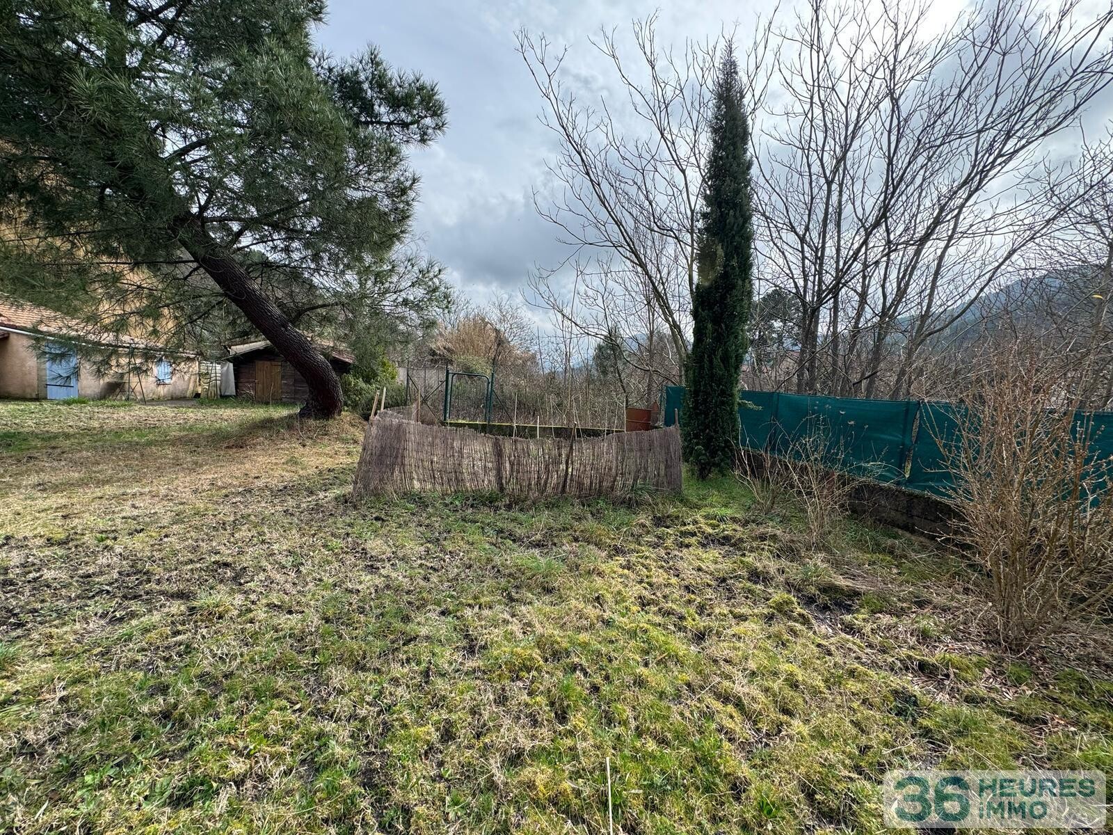 Maison de plain-pied avec beau terrain attenant 
