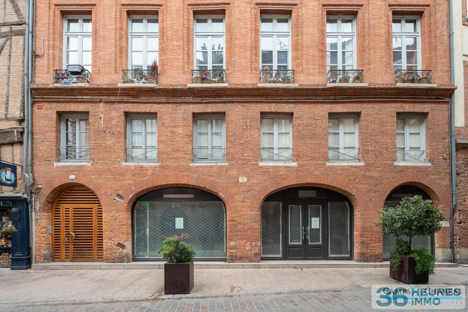 Local commercial hypercentre