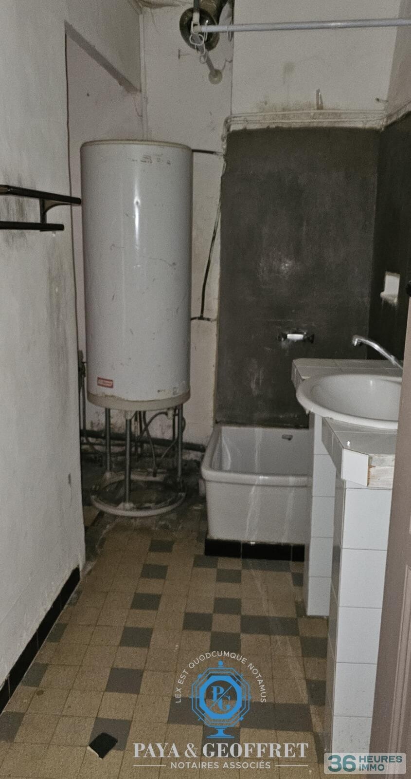 Immeuble de rapport à rénover de 276 m² à LA ROQUEBRUSSANNE