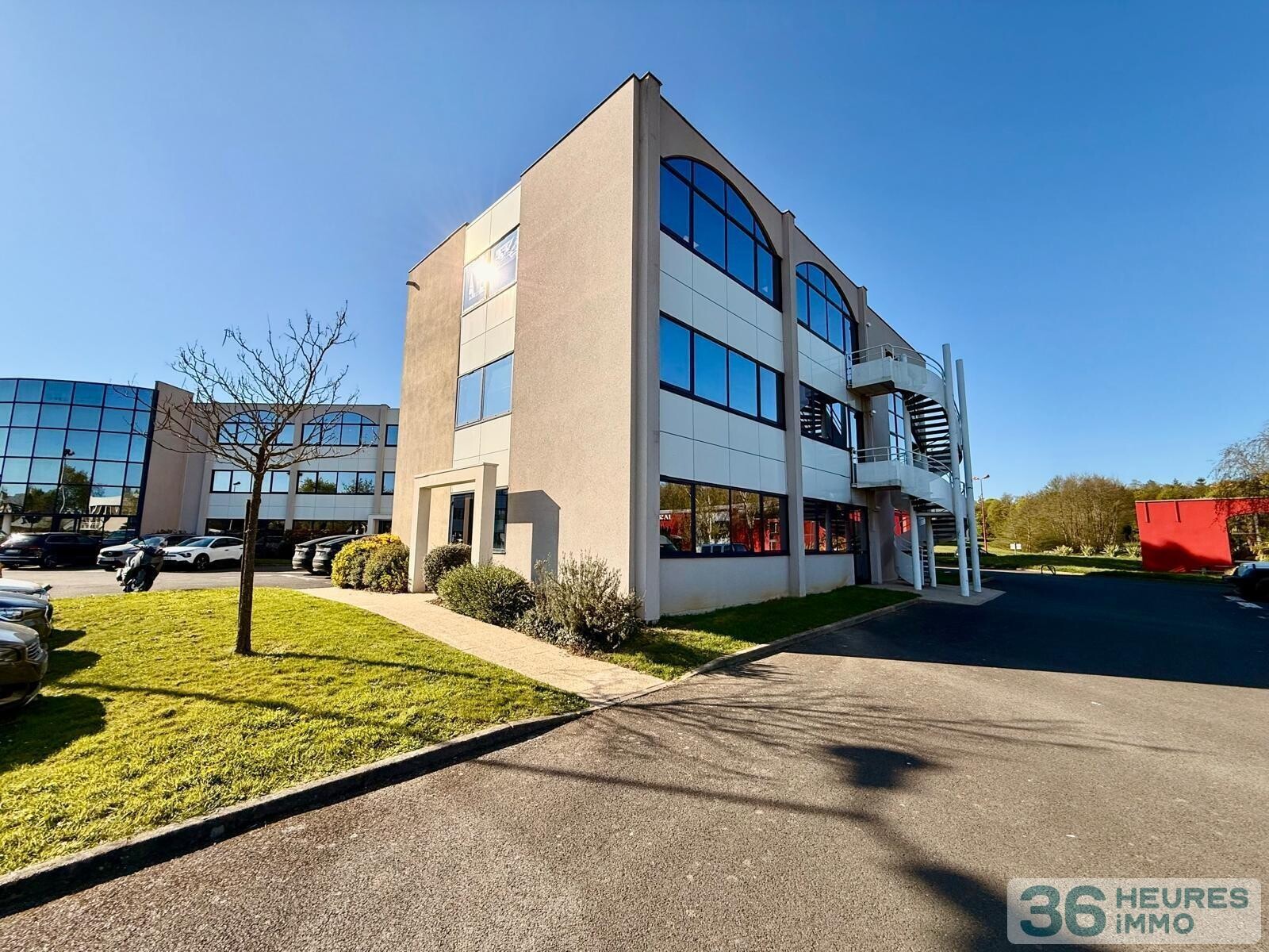 Bureaux / 360 m²