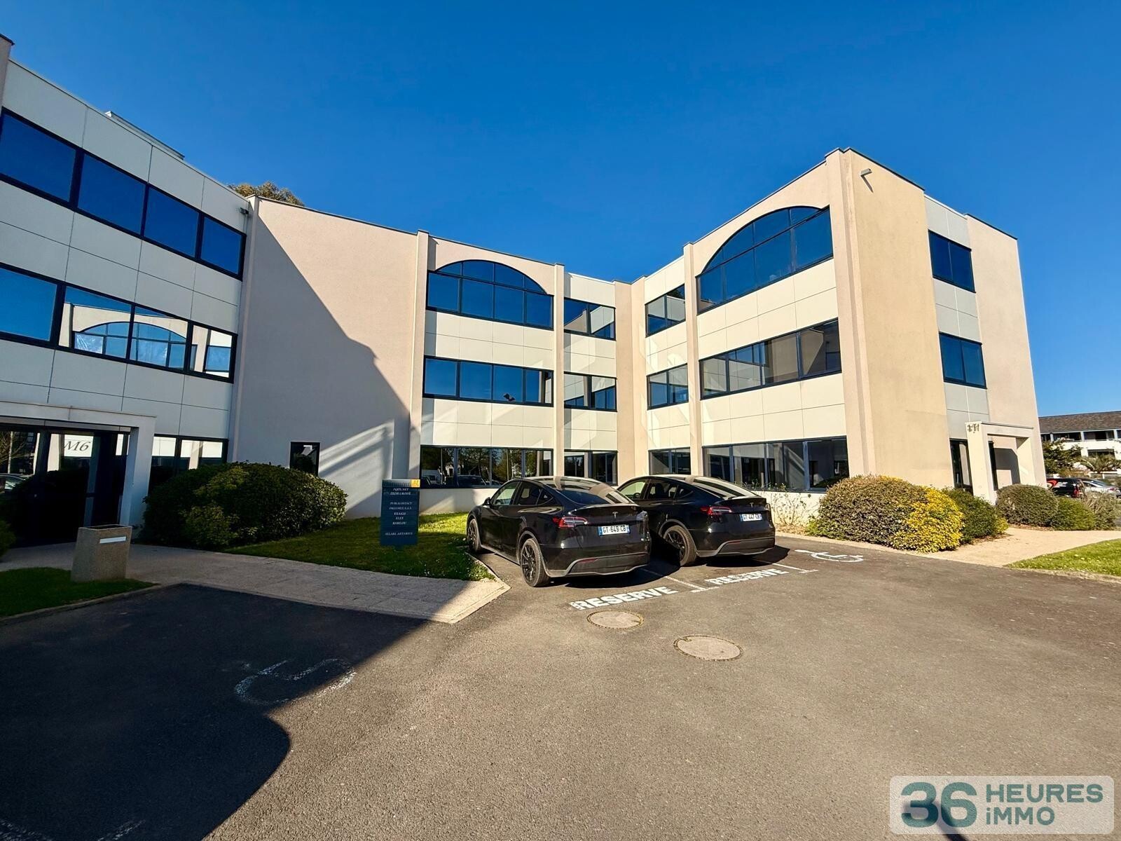 Bureaux / 360 m²