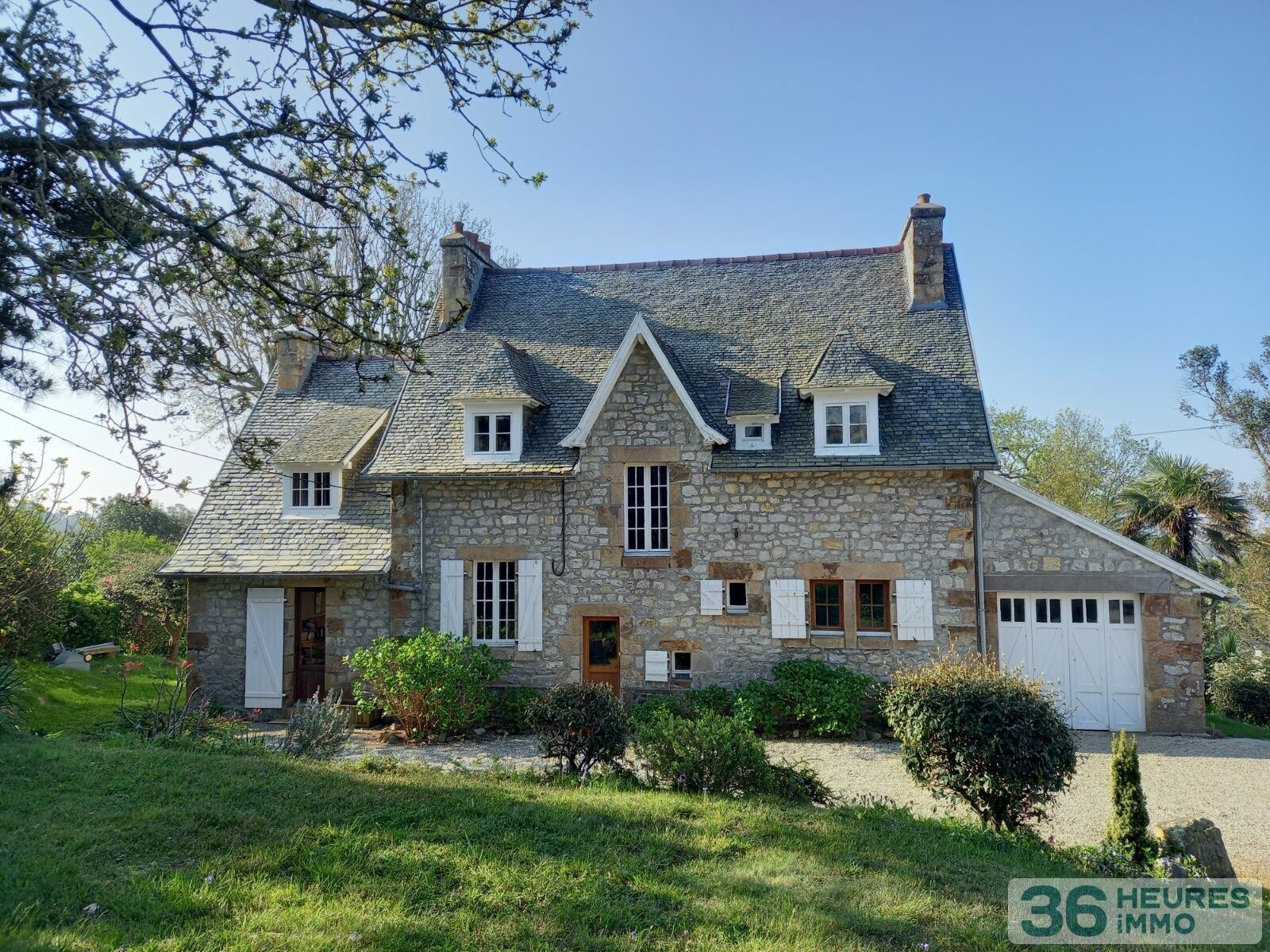 Villa des années 30 avec dépendances habitables