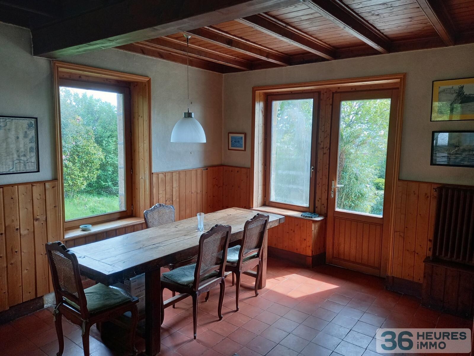 Villa des années 30 avec dépendances habitables