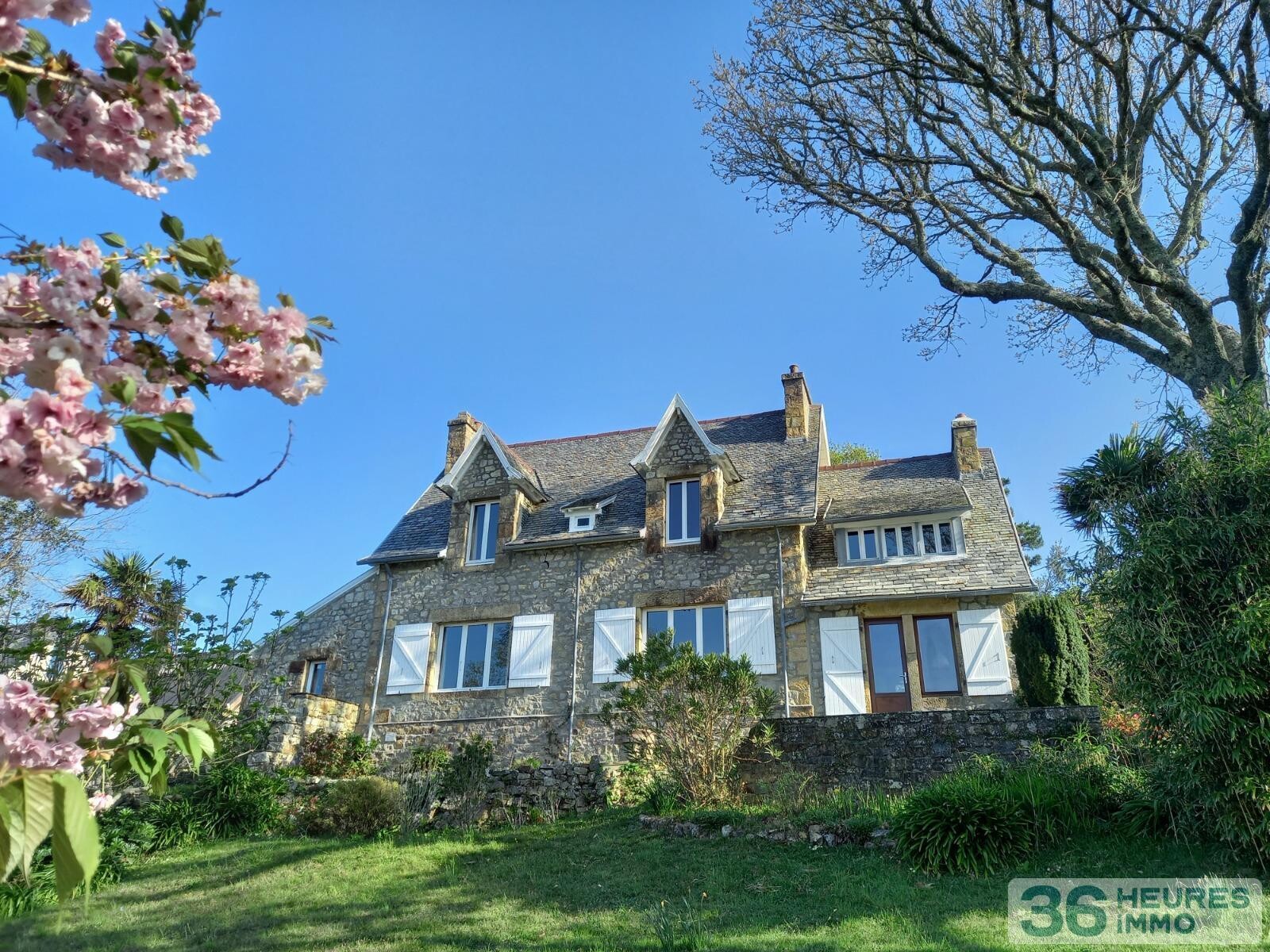 Villa des années 30 avec dépendances habitables