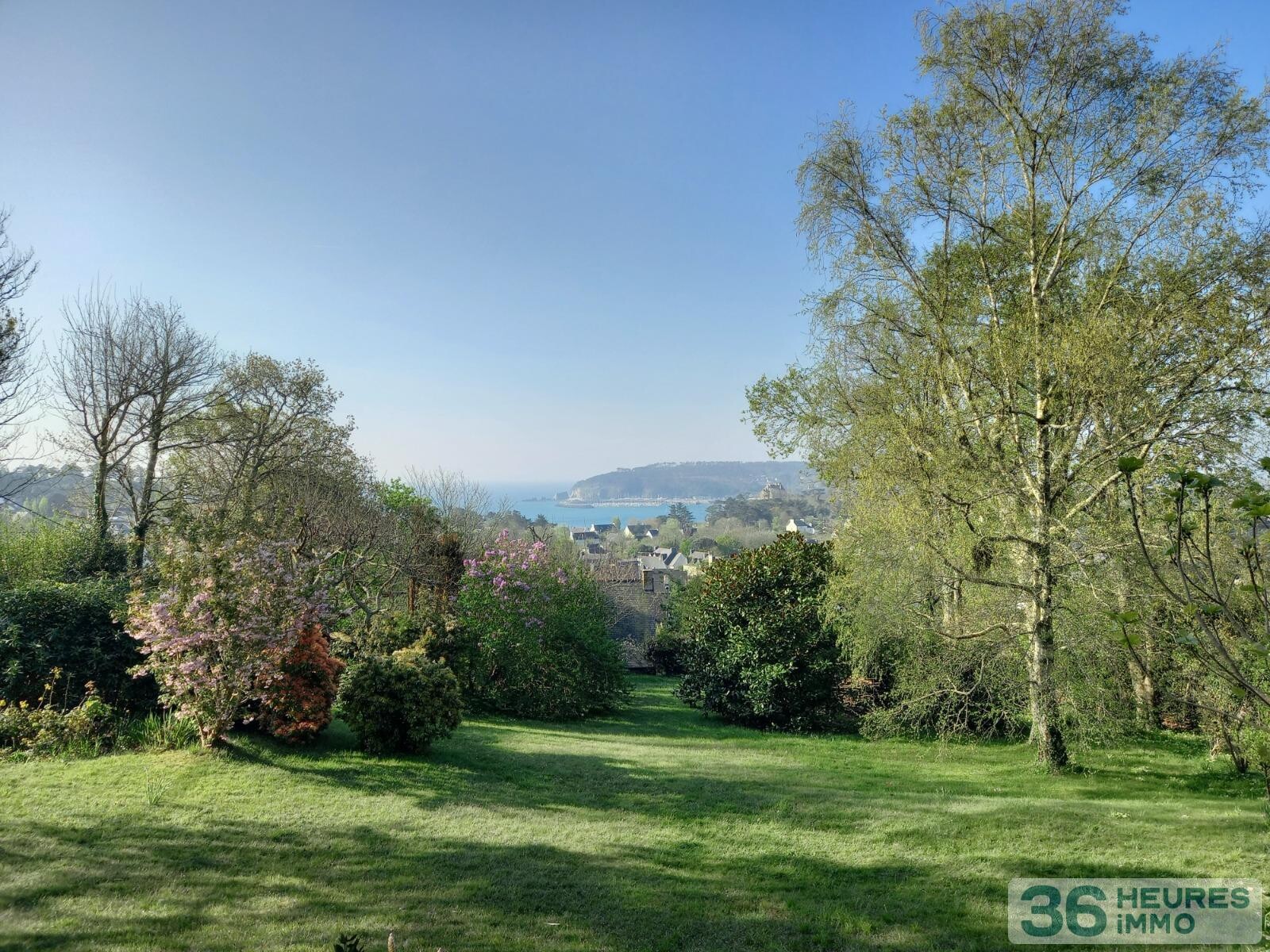 Villa des années 30 avec dépendances habitables