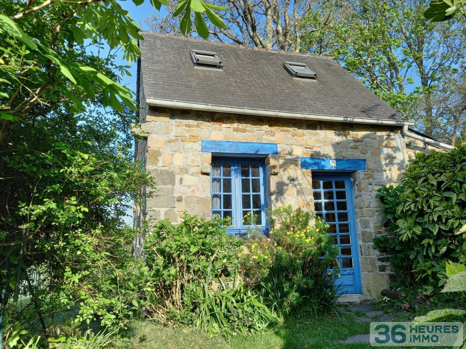 Villa des années 30 avec dépendances habitables