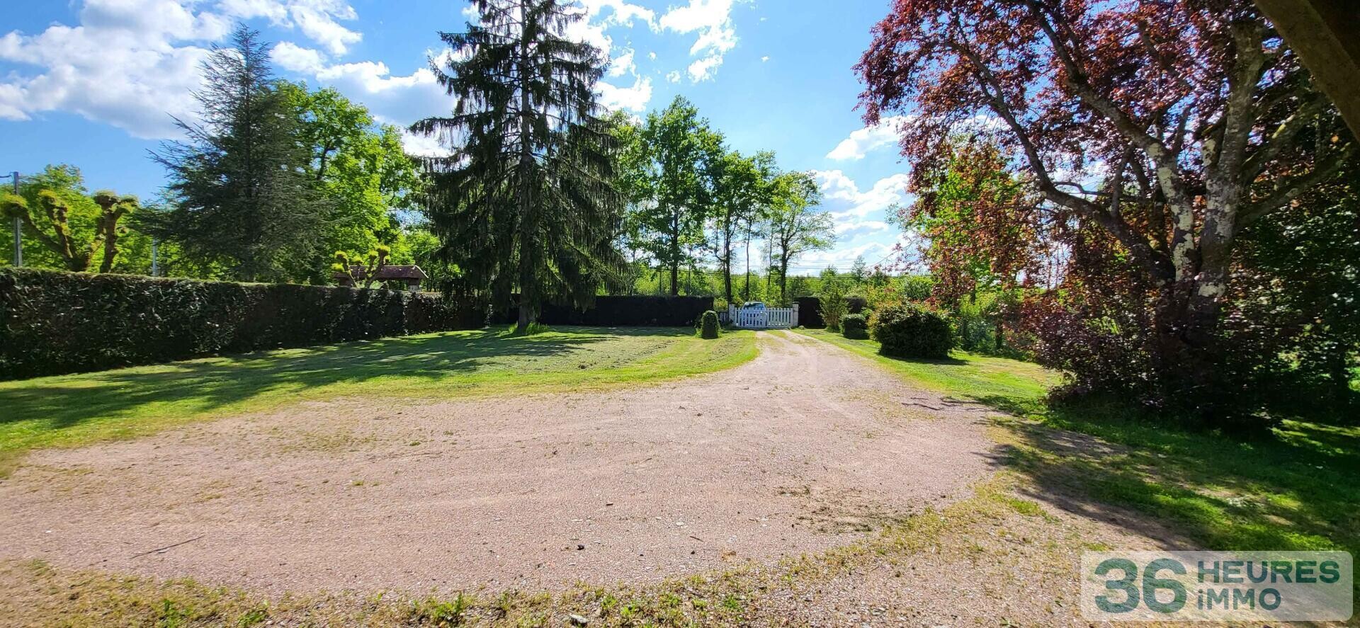 Maison année 80 avec jardin et garage 