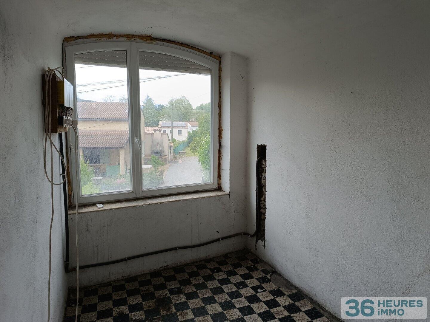 Appartement T3 à rénover intégralement avec jardinet + Terrain de 1460m²