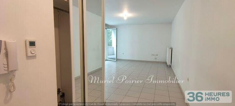 Appartement 3 pièces avec grande terrasse et cellier.