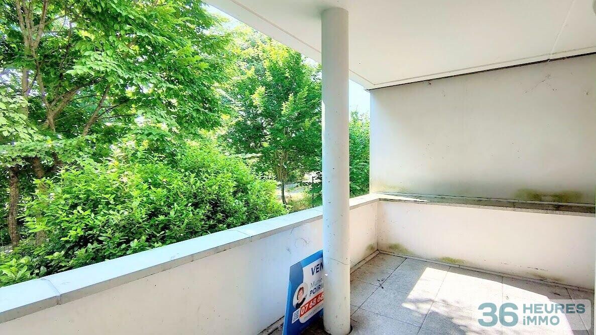 Appartement 3 pièces avec grande terrasse et cellier.