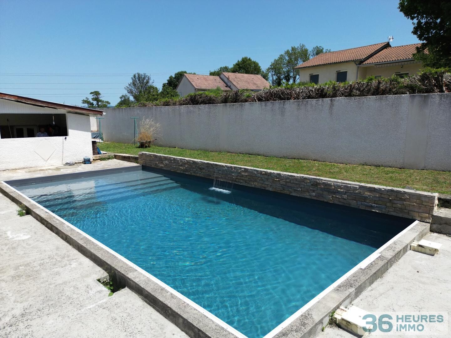 Maison familiale avec piscine et grands volumes à Leyrieu