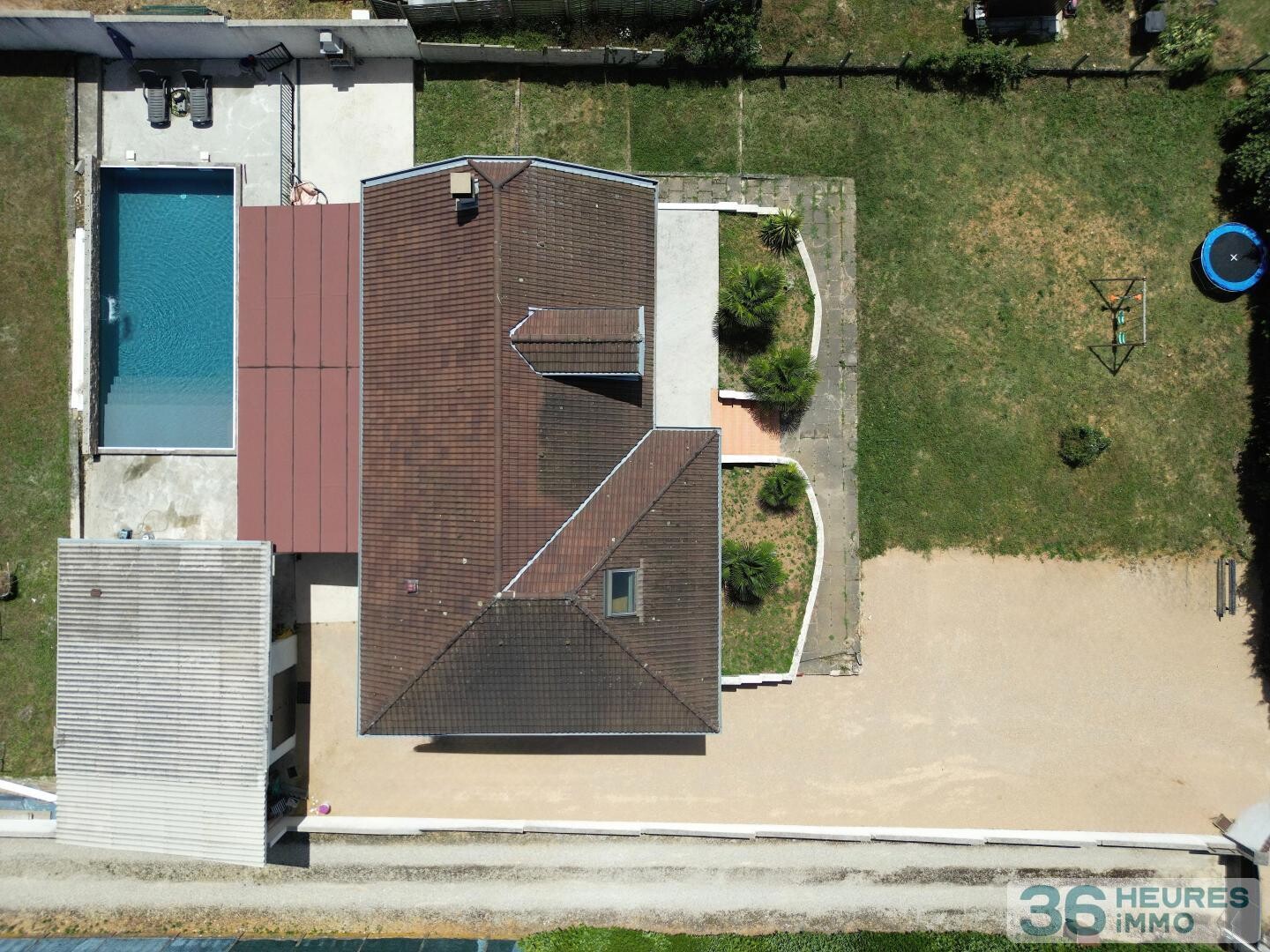 Maison familiale avec piscine et grands volumes à Leyrieu