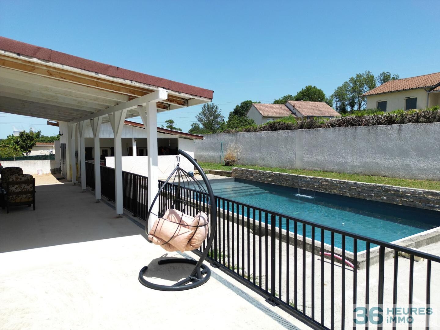 Maison familiale avec piscine et grands volumes à Leyrieu