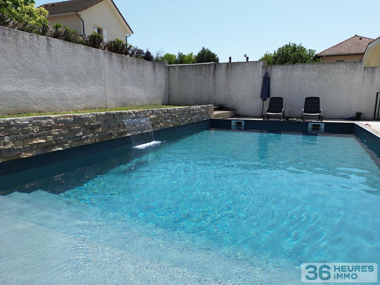 Maison familiale avec piscine et grands volumes à Leyrieu