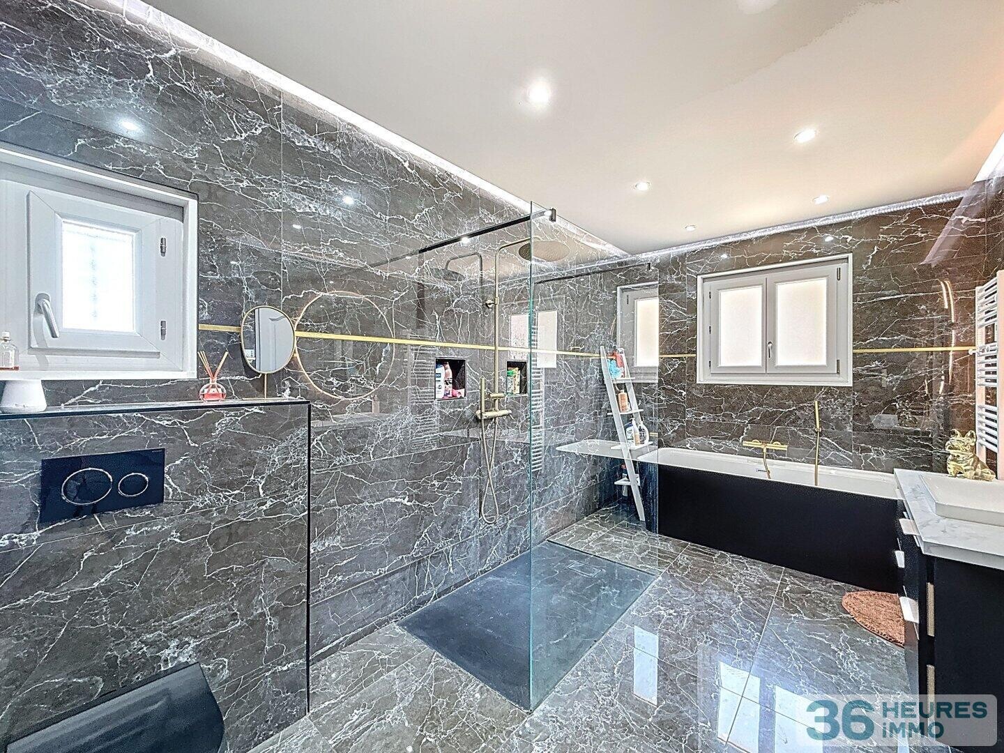 Maison familiale avec piscine et grands volumes à Leyrieu