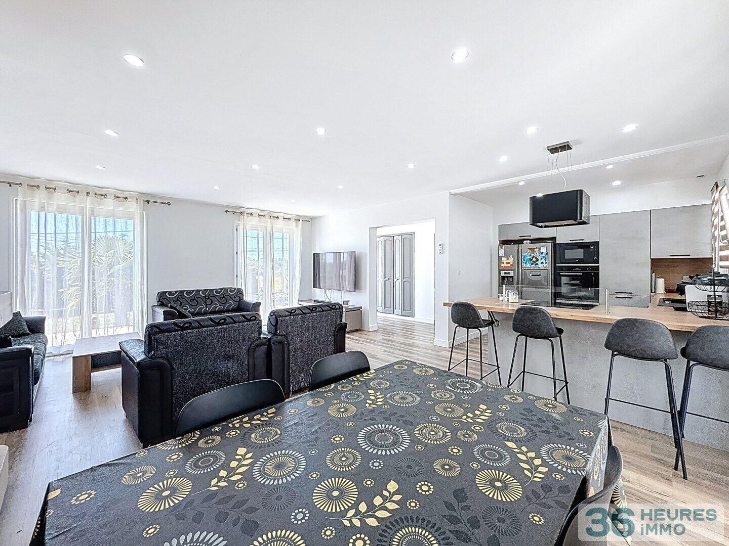 Maison familiale avec piscine et grands volumes à Leyrieu