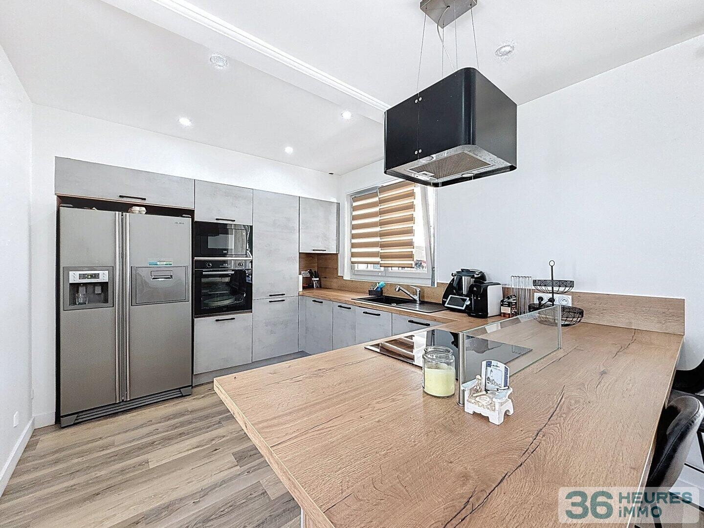 Maison familiale avec piscine et grands volumes à Leyrieu