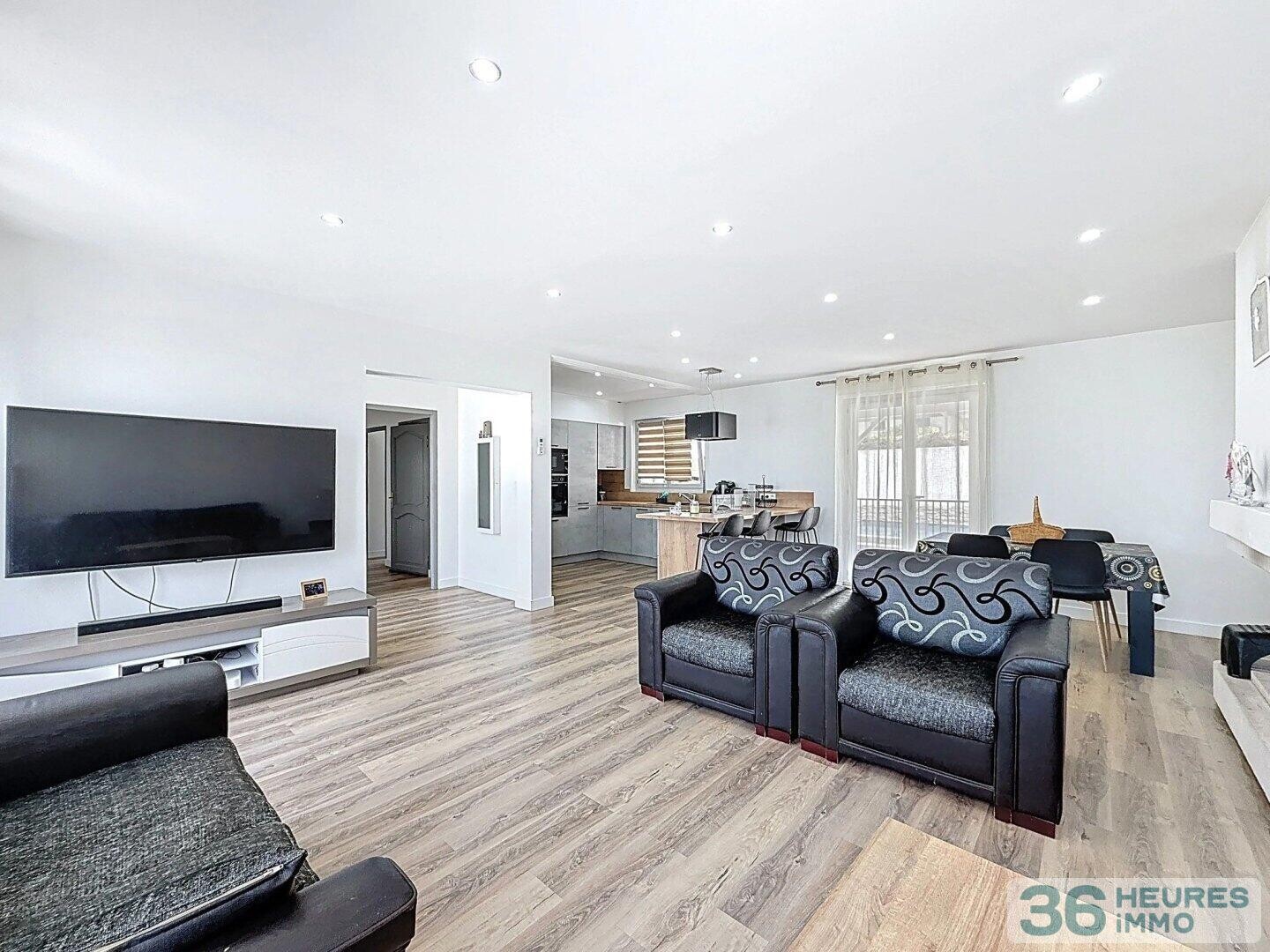 Maison familiale avec piscine et grands volumes à Leyrieu