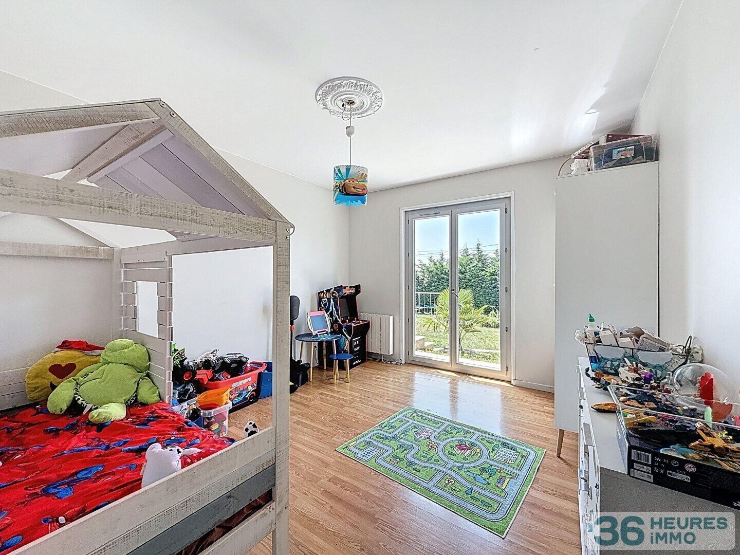 Maison familiale avec piscine et grands volumes à Leyrieu